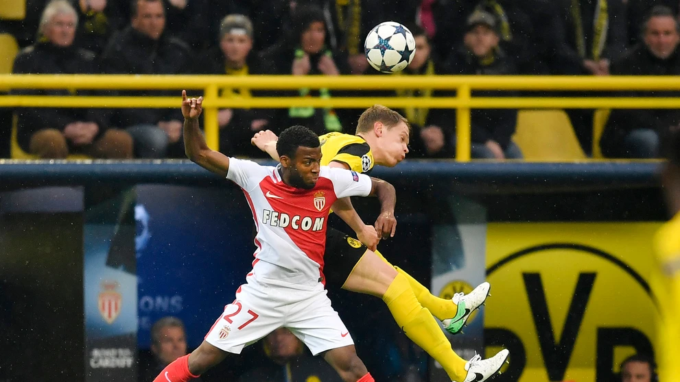 Thomas Lemar (vľavo) z Monaca hlavičkuje vo štvrťfinále LM spolu s Lukaszom Piszczekom z Dortmundu.