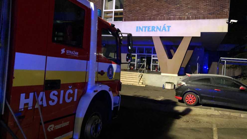 Evakuovaní obyvatelia internátu pri Slovnafte po požiari.
