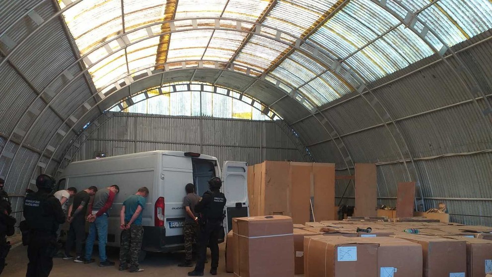 Päť Poliakov a Slováka prichytili kriminalisti finančnej správy pri páchaní trestnej činnosti.