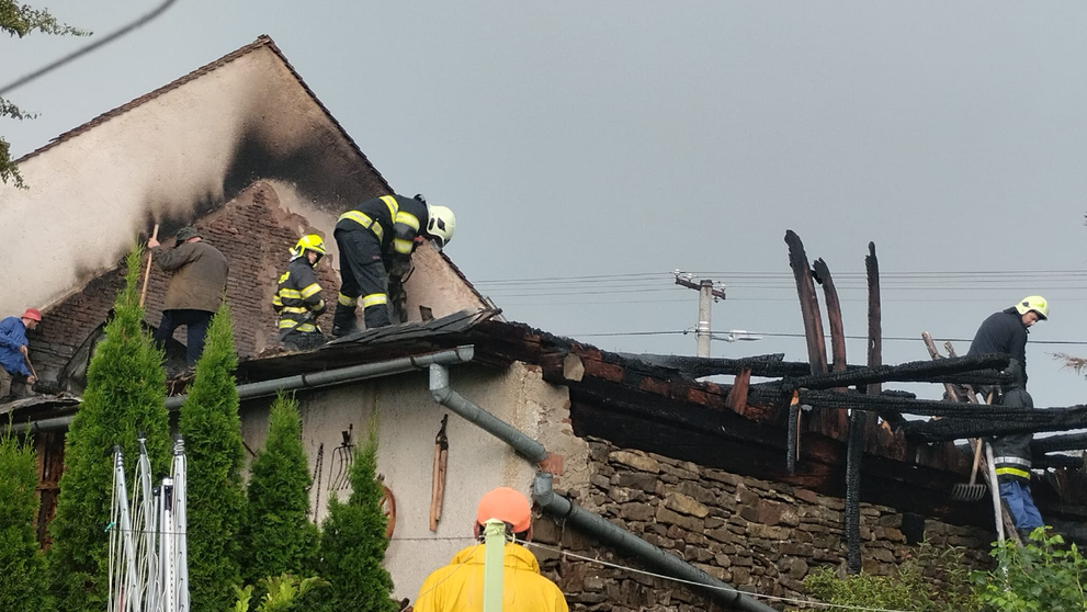 Po zásahu bleskom začala v obci horieť stodola.