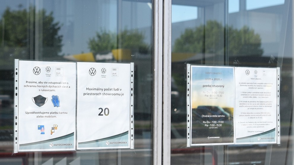 Zákazník v otvorenej predajni obuvi.