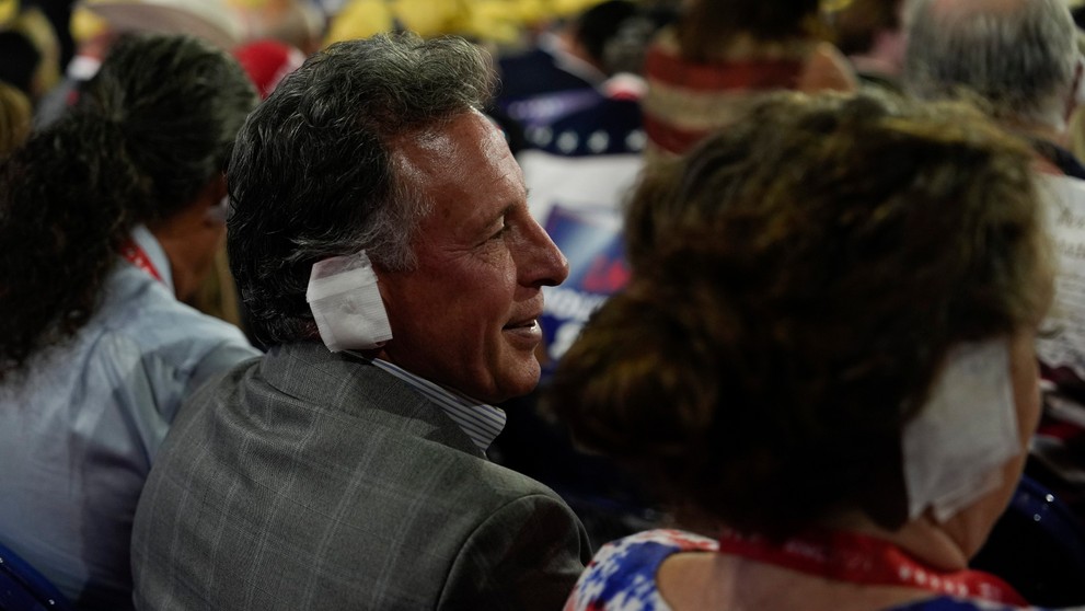 Delegát na zjazde Republikánov v Milwaukee s obväzom na uchu.