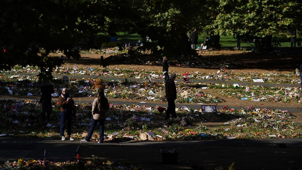 Kvetinové pocty nebohej kráľovnej