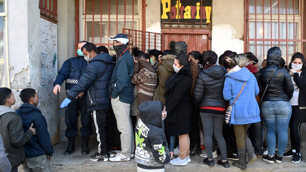 Vyplácania sociálnych dávok pred poštou na sídlisku Luník IX v Košiciach.