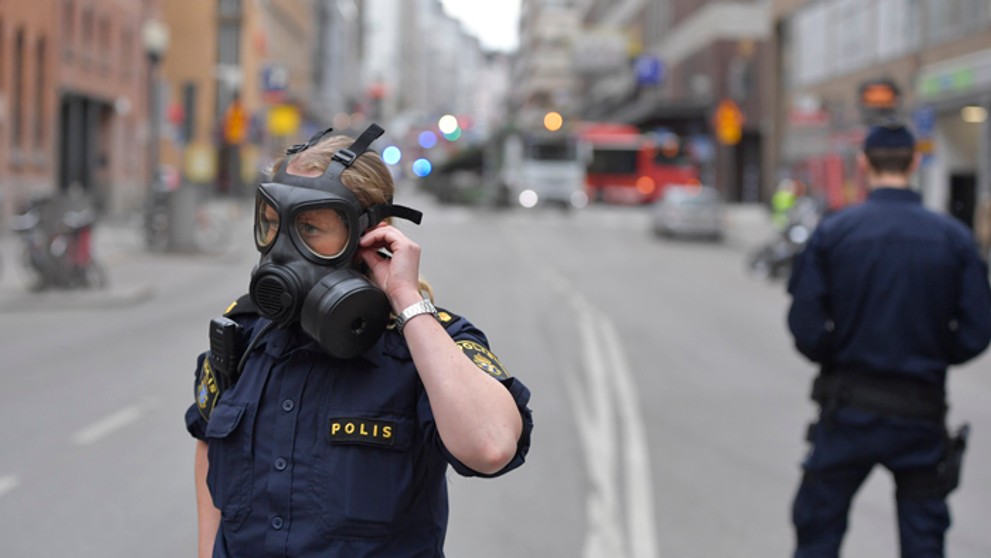 Policajtka na mieste v centre Štokholmu, kde nákladné auto zrazilo niekoľko ľudí.