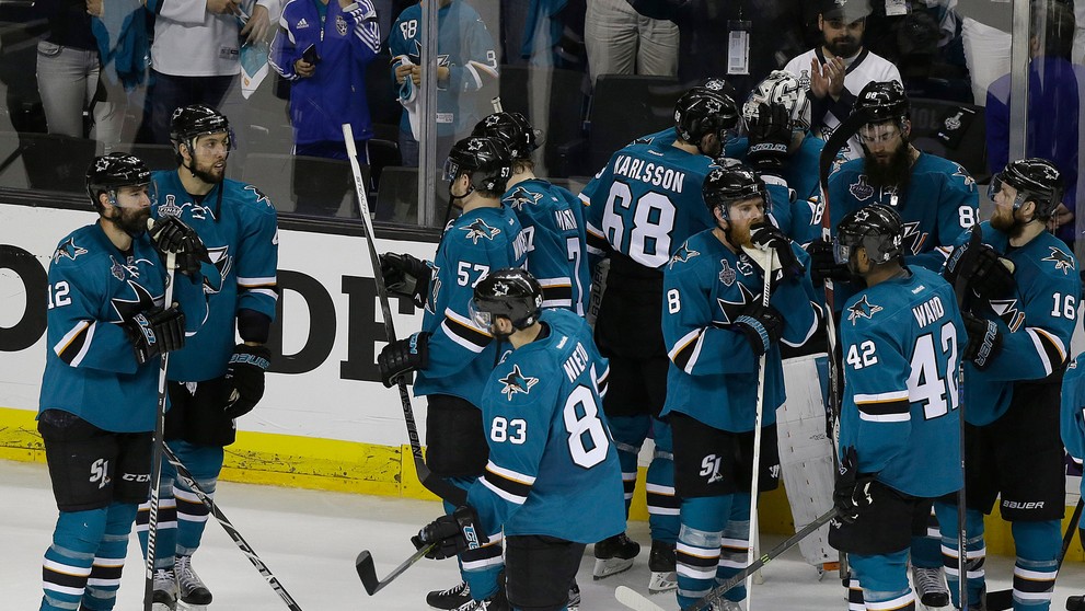 Sklamaní hráči Sharks odchádzajú z ľadu po prehre v šiestom zápase finále play off NHL.
