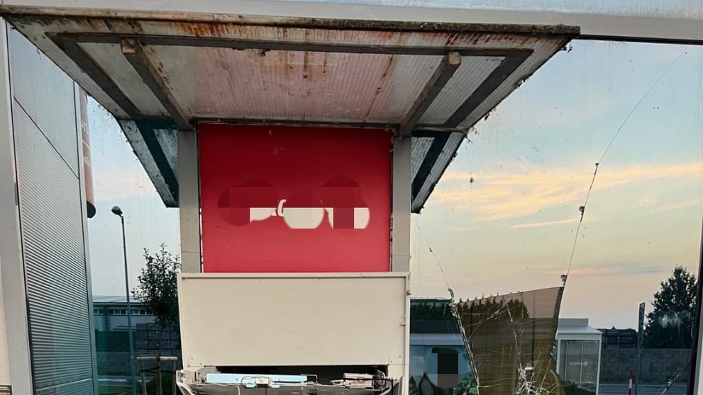 Poškodený bankomat v Dunajskej Lužnej.