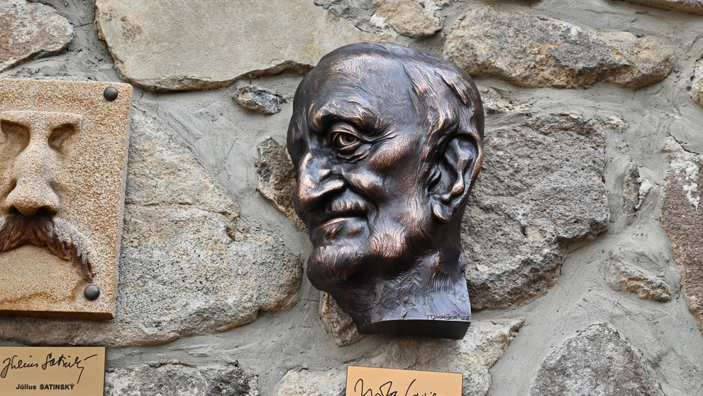 Na snímke reliéf Milana Lasicu.