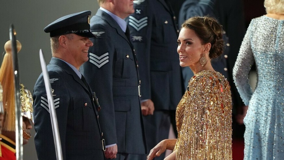 Kráľovská rodina na premiére novej bondovky.