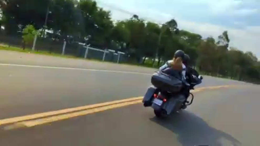 Mario Cimarro a Bronislava Gregušová na motorke v Paraguaji