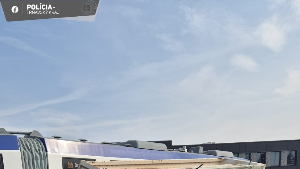 Na železničnom priecestí vrazil vlak do nákladiaku