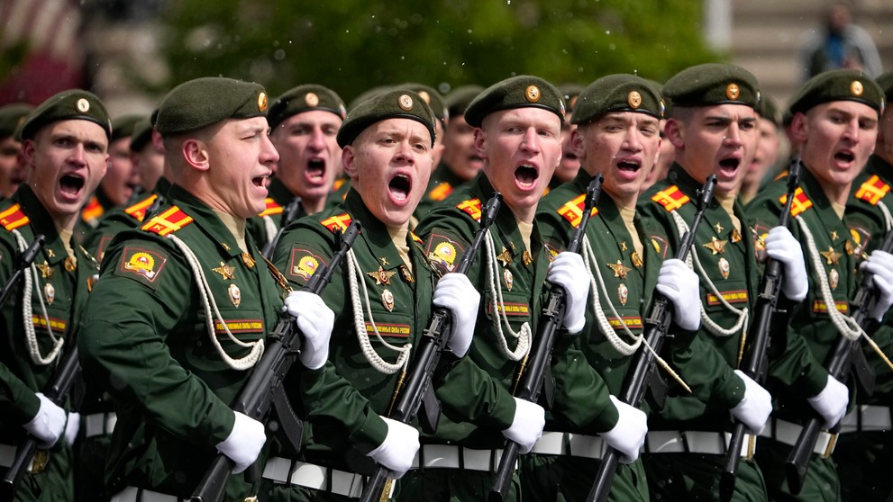 Ruskí vojaci počas vojenskéj prehliadky na Deň víťazstva