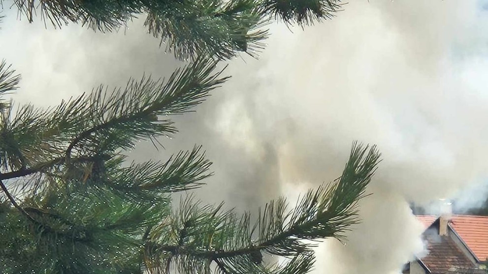 Do domu udrel blesk, zachvátili ho plamene.