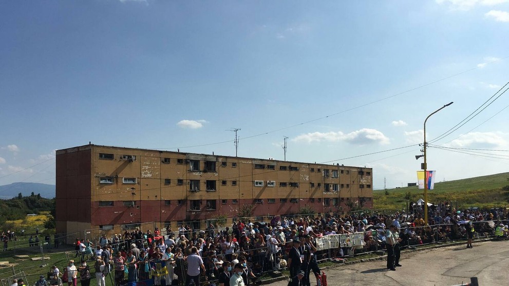 Ľudia na sídlisku Luník IX pred príchodom pápeža.