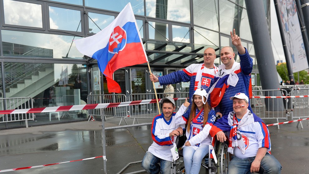 Na snímke slovenskí fanúšikovia pred začiatkom zápasu Slovensko - USA na MS v ľadovom hokeji  v Kolíne nad Rýnom.