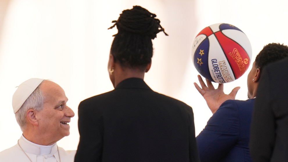 Harlem Globetrotters učili pápeža Leva XIV. točiť loptu na prste