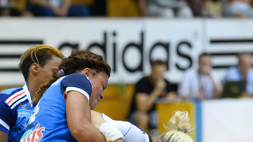 Dominika Horňáková sa pokúša predrať cez Ninu Kamtovú-Njitamovú.