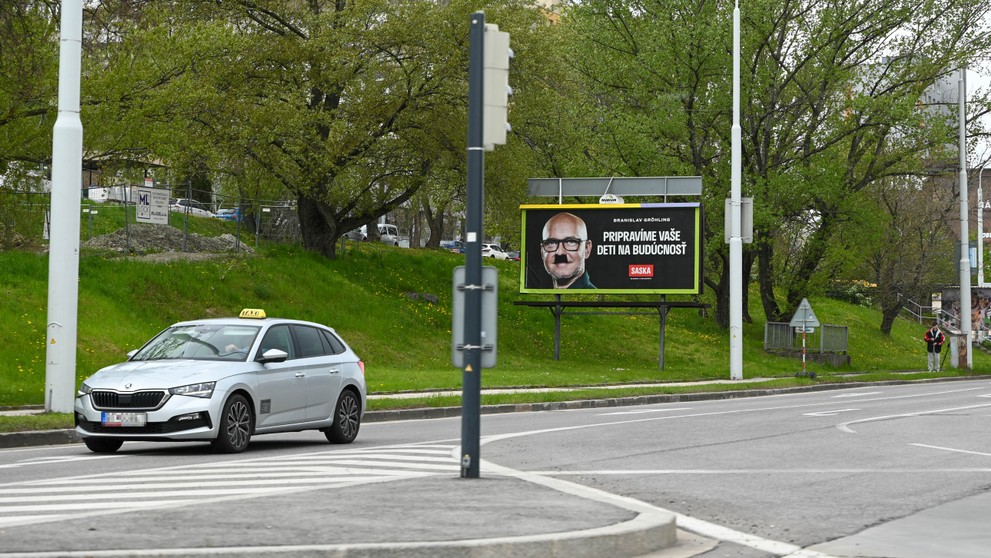 Pokreslené bilbordy hnutia OĽANO, SaS a Demokratov