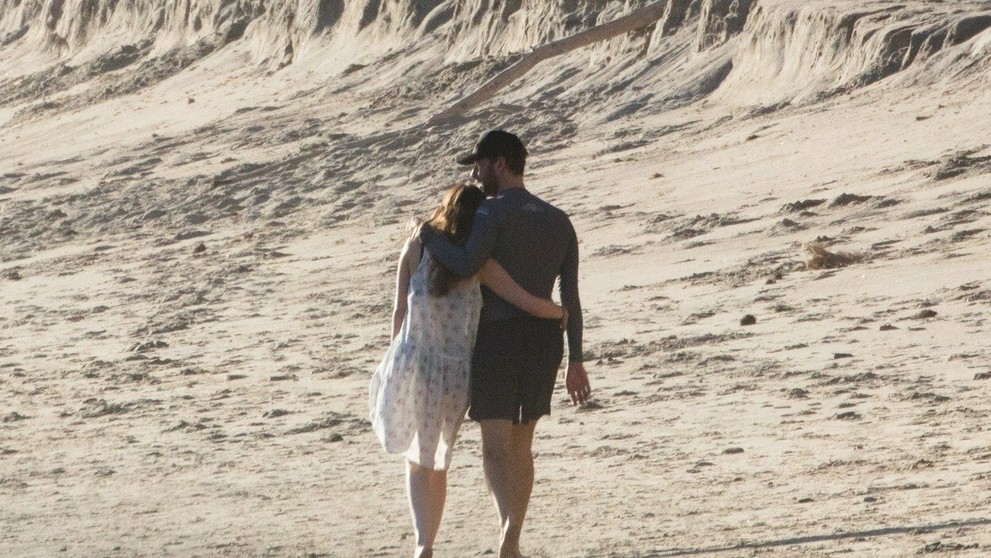 Dakota Johnson a Chris Martin na pláži v Malibu