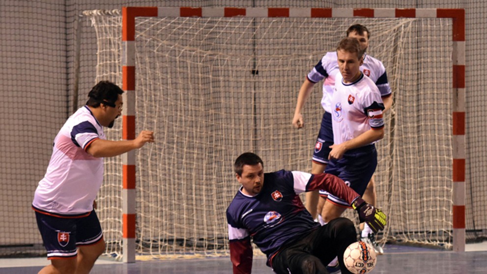 Brankár slovenskej reprezentácie Michal Baran v zápase s Čiernou Horou na ME kňazov v halovom futbale.