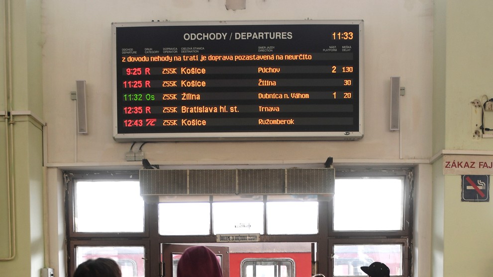Cestujúci čakajú na meškajúce vlaky na železničnej stanici v Trenčíne. 