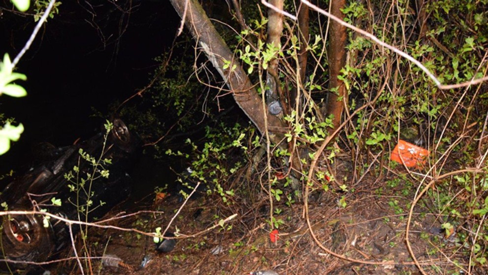 Veci z havarovaného auta boli rozhádzané po okolí.