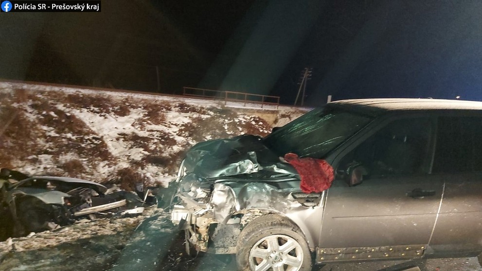 Land Rover Freelander, ktorý sa čelne zrazil medzi obcami Udavské a Ľubiša s autom VW Passat.