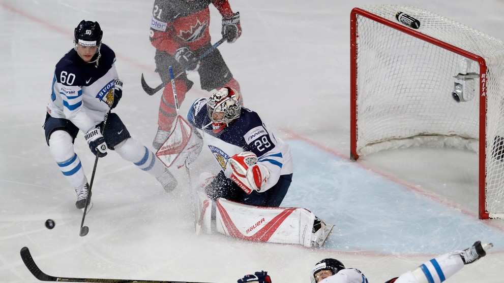 Fíni Julius Honka (vľavo) Harri Sateri a Atte Ohtamaa (vpravo) v akcii počas duelu MS 2017 proti Kanade.