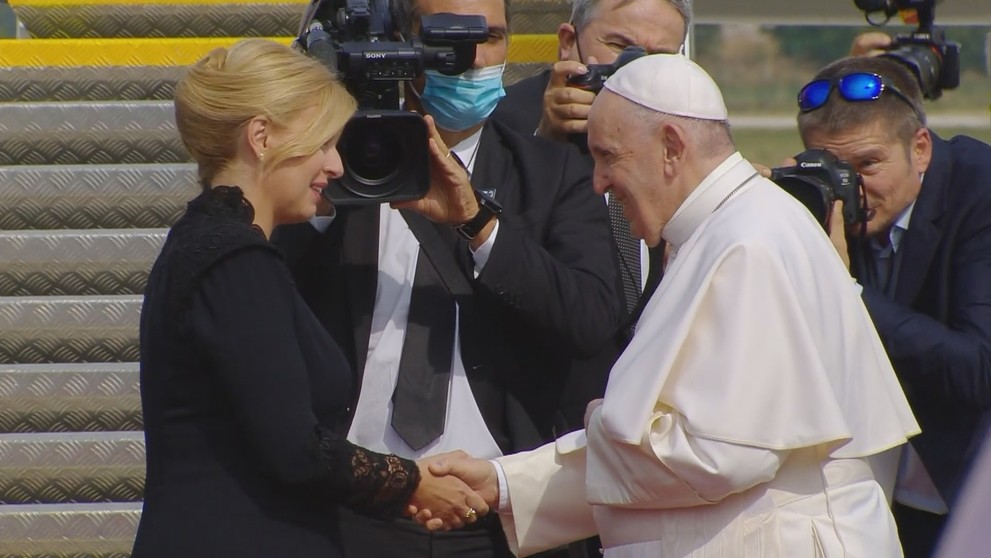 Pápež František a Zuzana Čaputová na letisku.