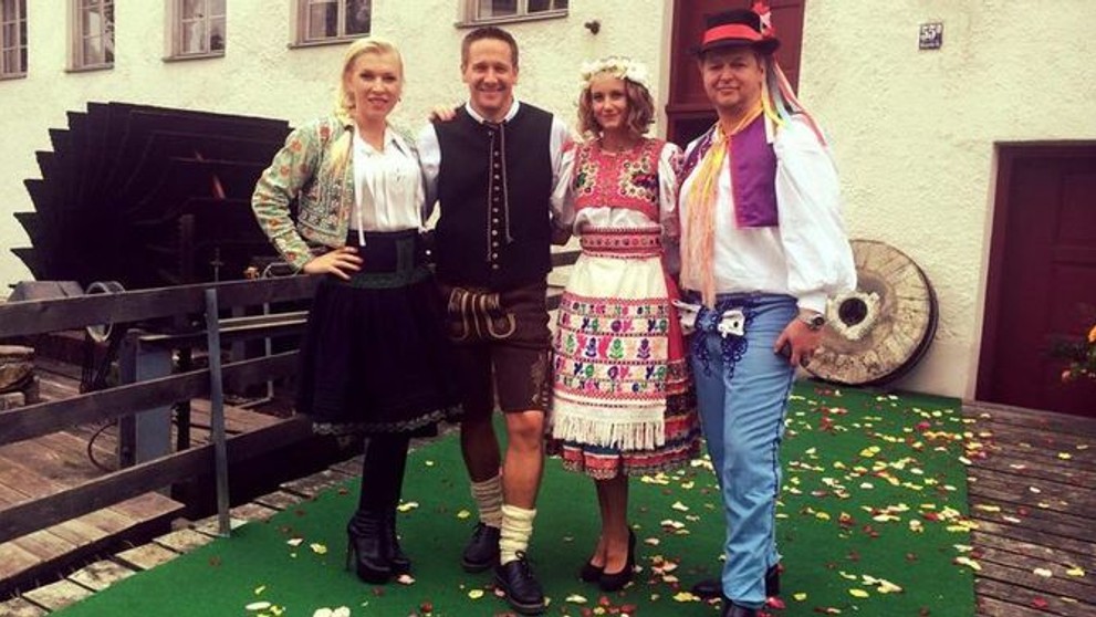 Honzíkova nevesta po jeho ľavej ruke.