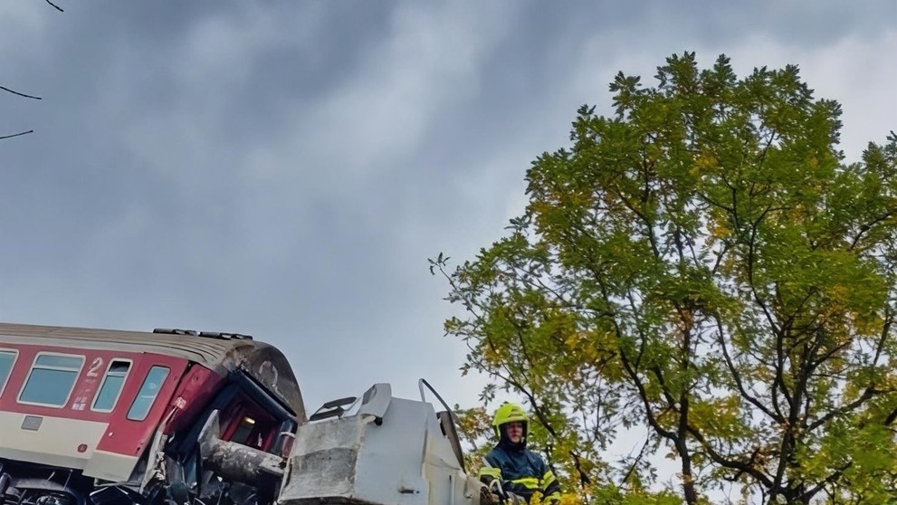 Silné zábery čelnej zrážky rýchlikov.
