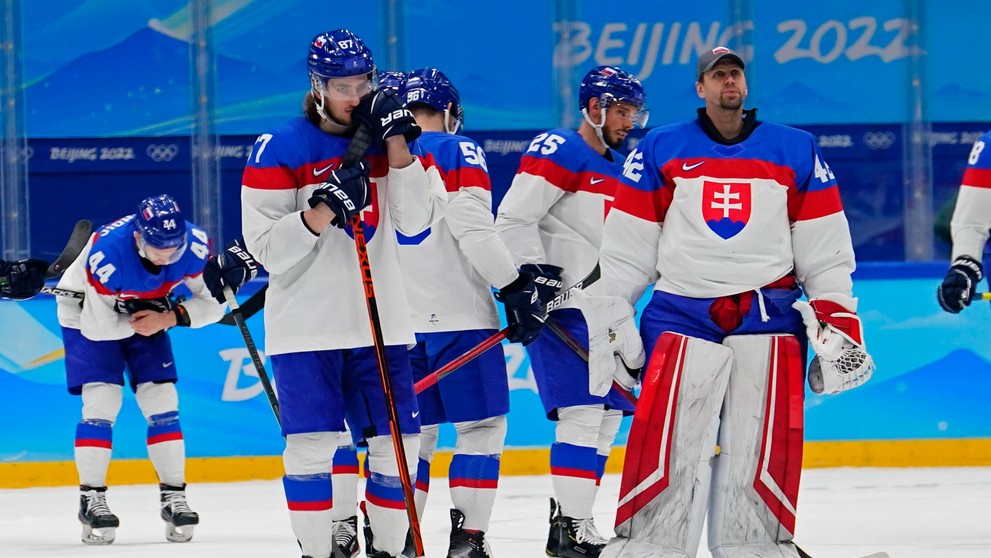 Sklamaní slovenskí hokejisti po prehre v semifinále ZOH 2022 proti Fínsku.