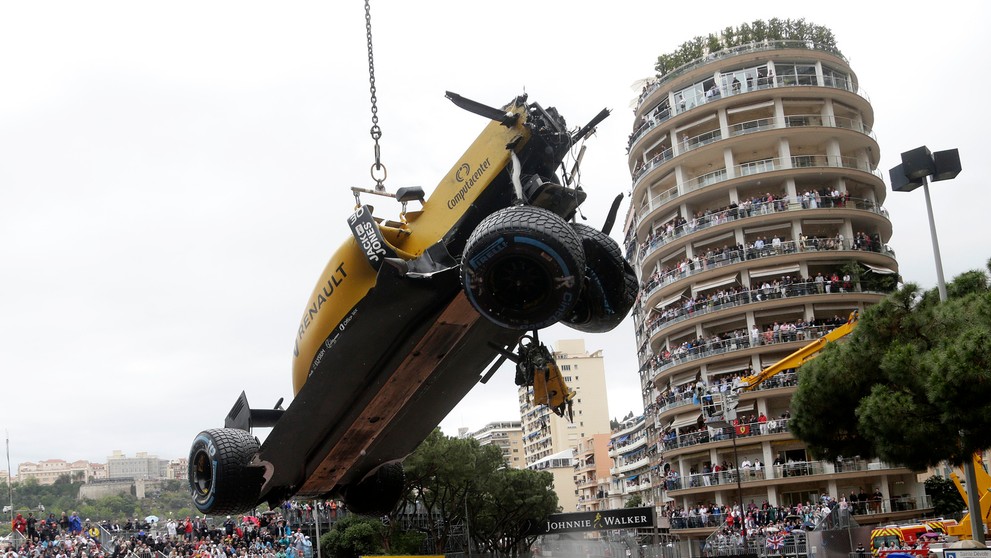 Monopost Jolyona Palmera zo stajne Renault odstraňujú z trate počas VC Monaka.