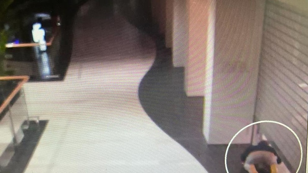 Zlodej sa vydával za figurínu.