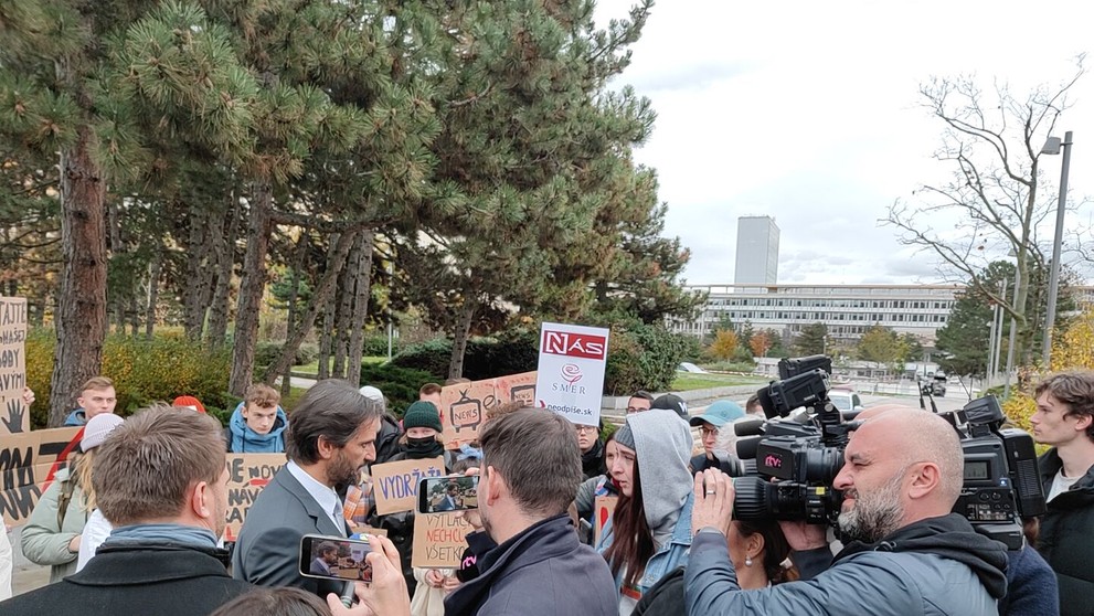 Robert Kaliňák s protestujúcimi študentmi žurnalistiky.