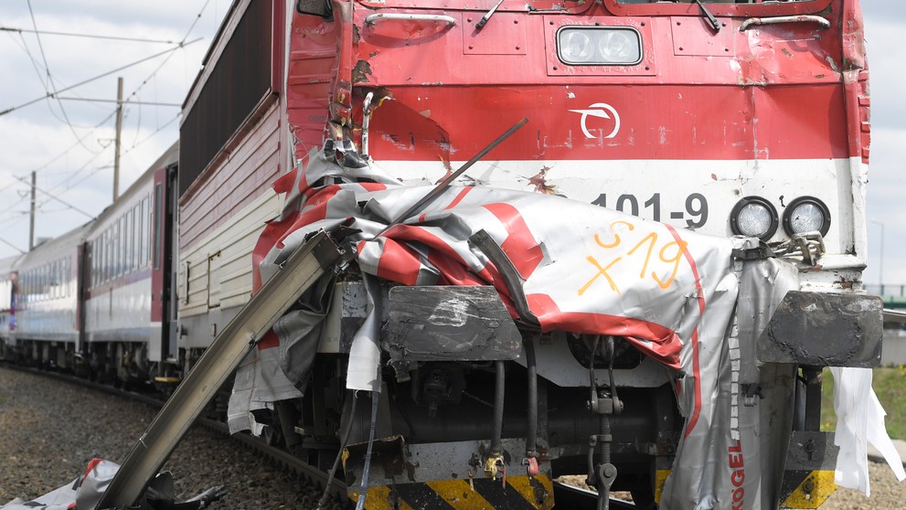 Vlak sa zrazil s kamiónom