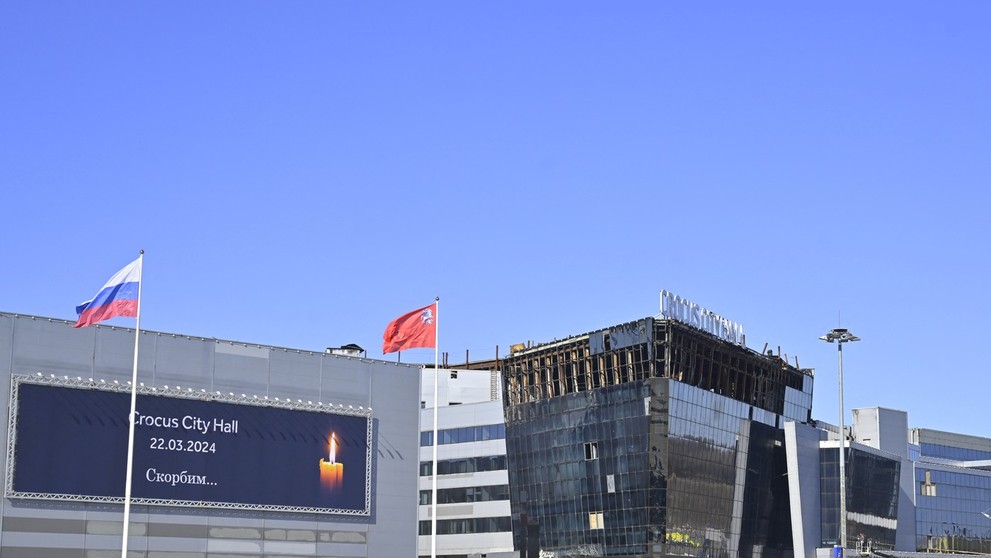  Ľudia prichádzajú na slávnostné odhalenie pamätníka, postaveného na pamiatku tých, ktorí prišli o život počas teroristického útoku na koncertnú sálu Crocus City Hall. 