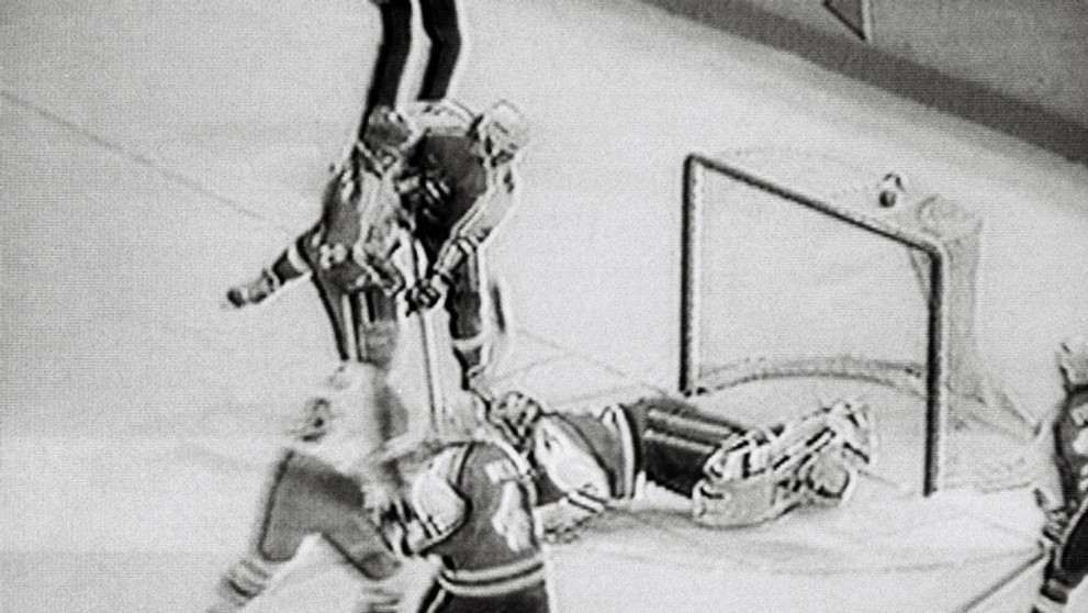  Na snímke z 15. februára 1994 reprekapitán Peter Šťastný strieľa gól za chrbát Američana Gartha Snowa na ZOH.