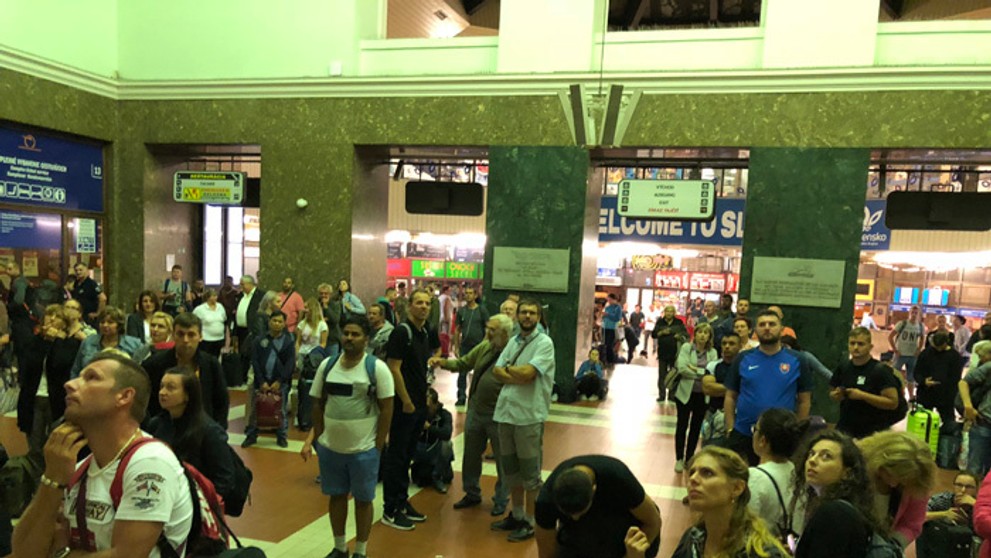 Na bratislavskej hlavnej stanici uviazli desiatky ľudí, niektoré vlaky mali po polnoci meškanie aj 5 hodín. 