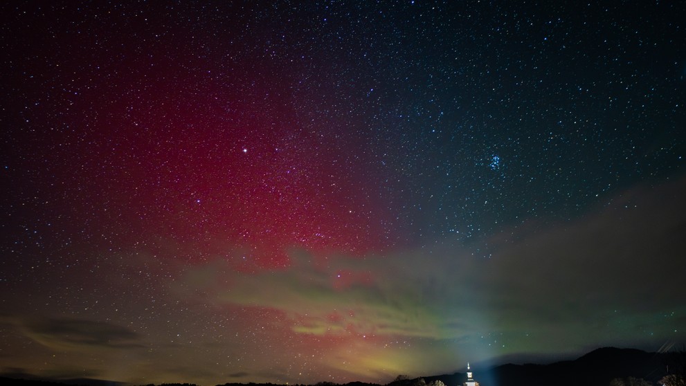 Polárna žiara nad obcou Poniky. Odfotené 5. 11. 2023 o 20:00 hod.