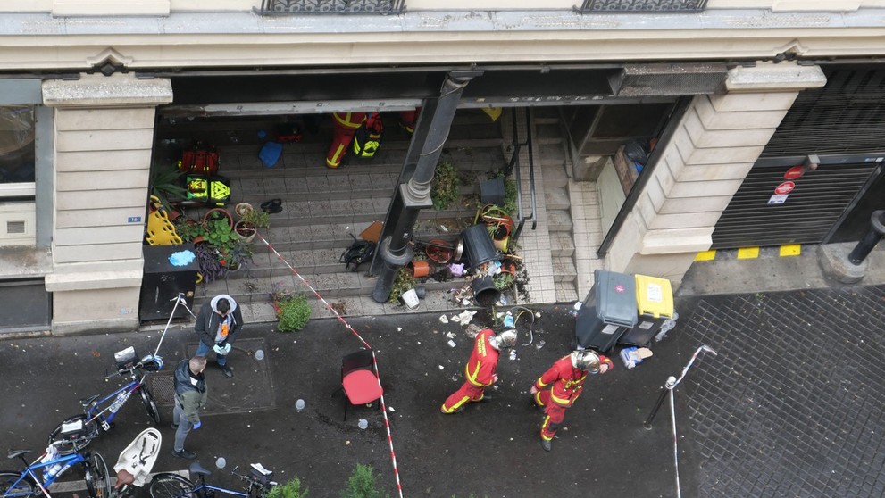 Polícia po streľbe uzavrela ulicu Rue d'Enghien v 10. parížskom obvode. 