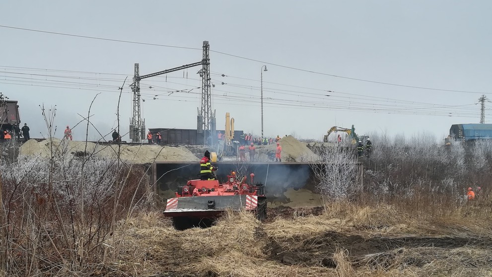 Na snímke vykoľajený nákladný vlak pri stanici v Krompachoch