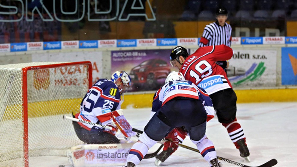 Do zvolenskej brány strieľa gól banskobystrický hráč Milan Kytnár.