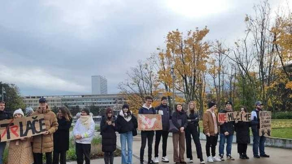 Tichý protest študentov žurnalistiky pre Úradom vlády SR