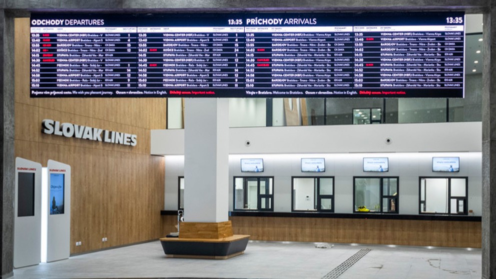 Vstupná hala novej bratislavskej Autobusovej stanice Nivy.
