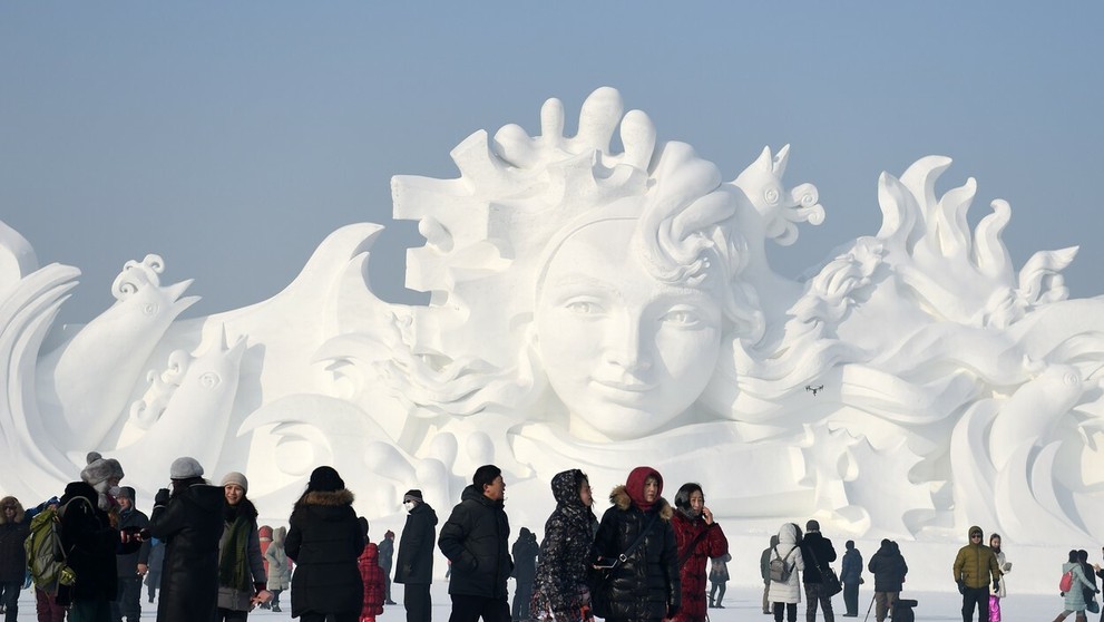 Turisti sa prechádzajú okolo snežných skulptúr, ktoré vznikli v rámci festivalu Snehu a ľadu v čínskom meste Harbin.