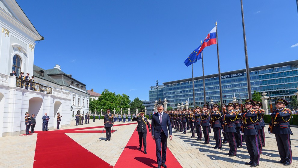 Slávnostné odovzdanie paláca a prehliadka stráže.