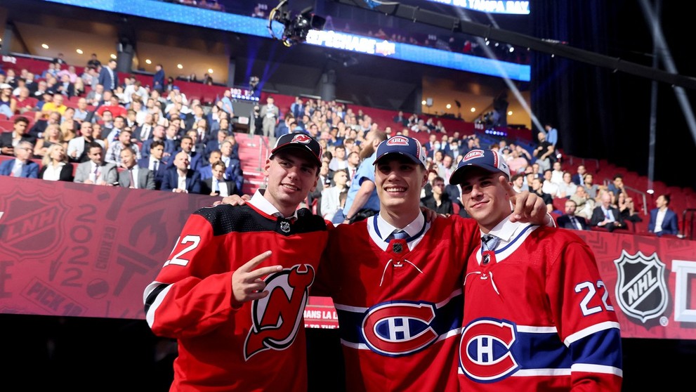 Šimon Nemec, Juraj Slafkovský a Filip Mešár na spoločnej fotografii z draftu do NHL. 