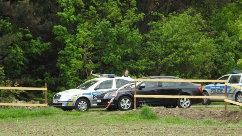 Privolaní policajti našli na mieste telo mladého muža. 
