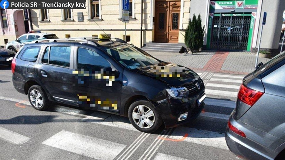 Poškodené taxi po nehode.